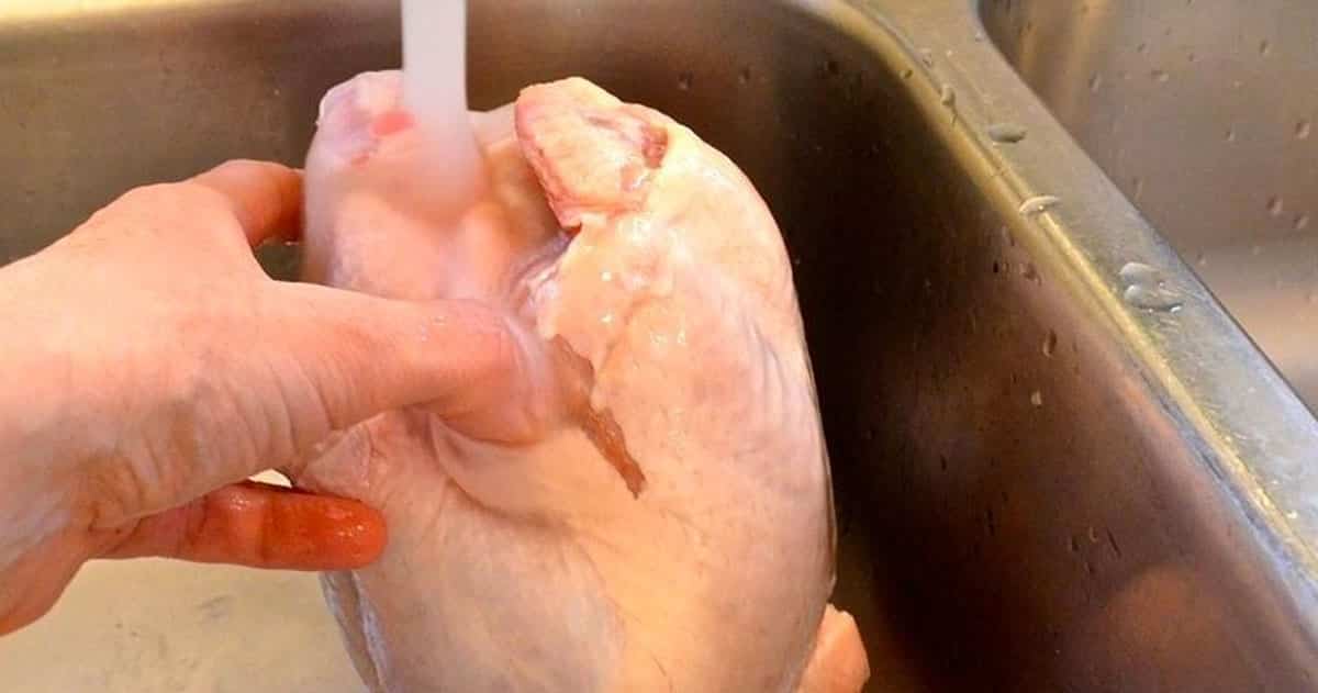 Nunca lave o frango cru antes de cozinhá-lo. Eis o porquê (e faça isso no seu lugar)