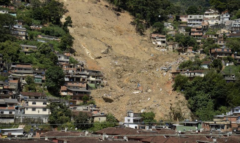casas construdas em rea de risco