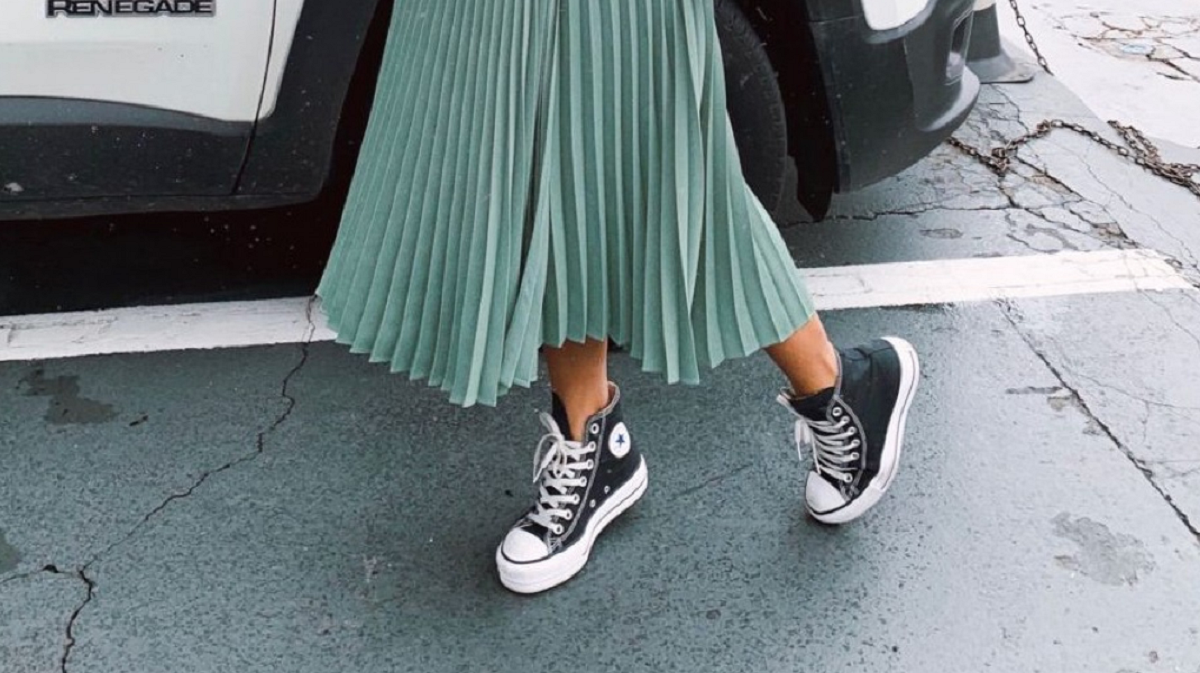 Tênis com vestido e saia