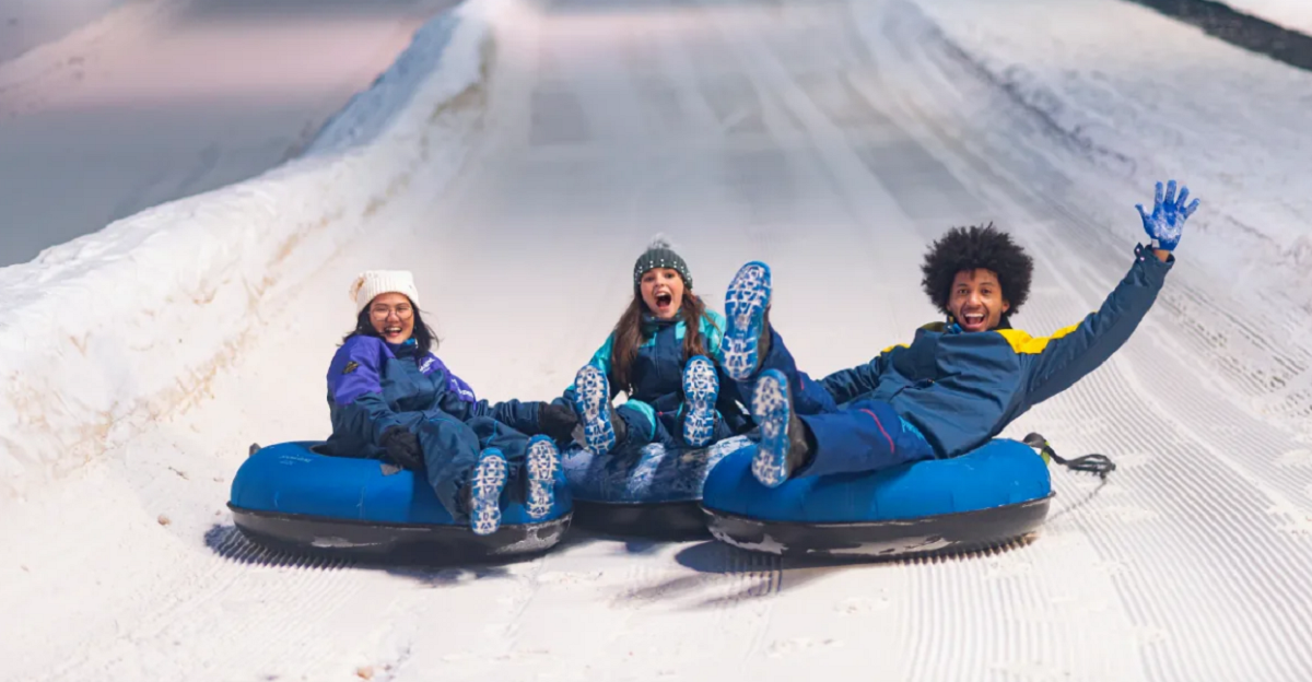 Amigos descendo na neve em Gramado
