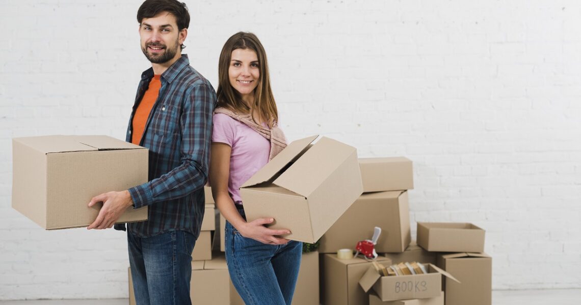 Casal de jovens se mudando para uma nova casa