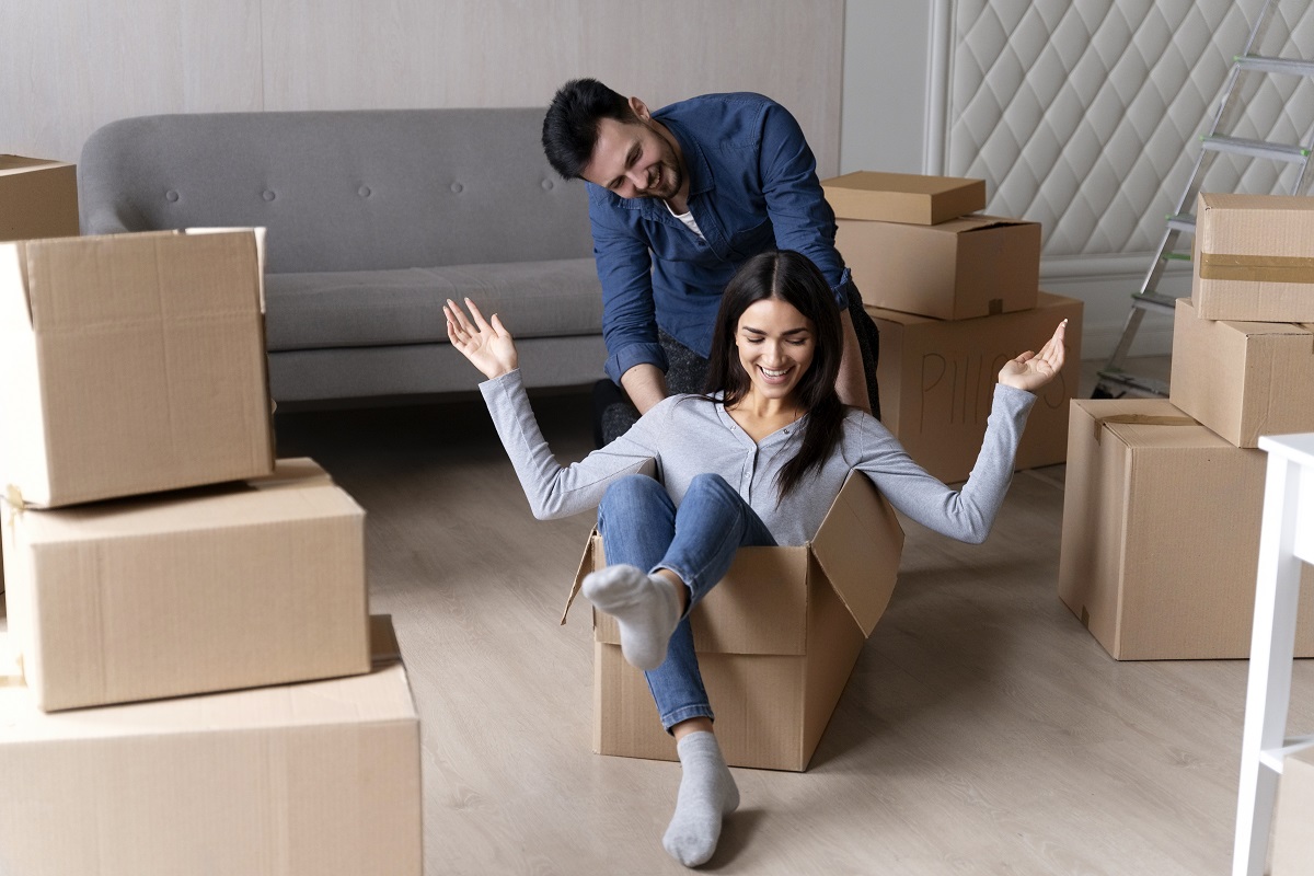 Casal se mudando para sua nova casa