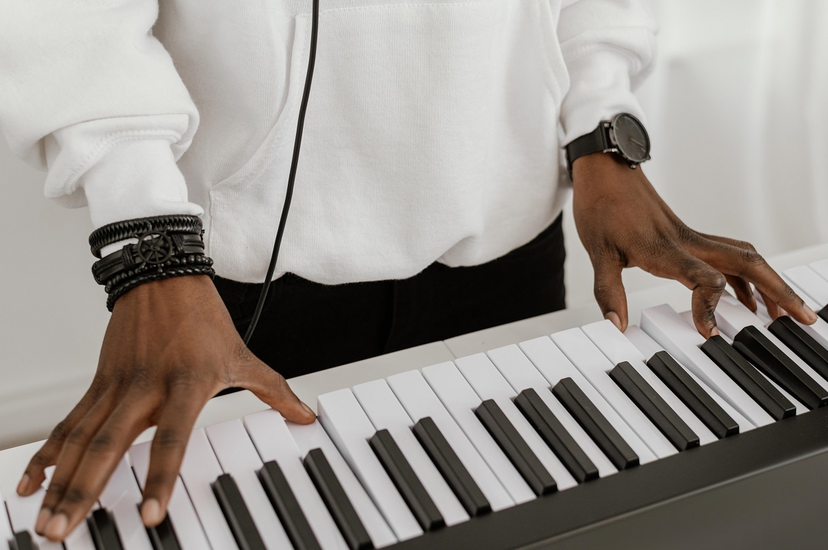 Alto ângulo de músico tocando teclado