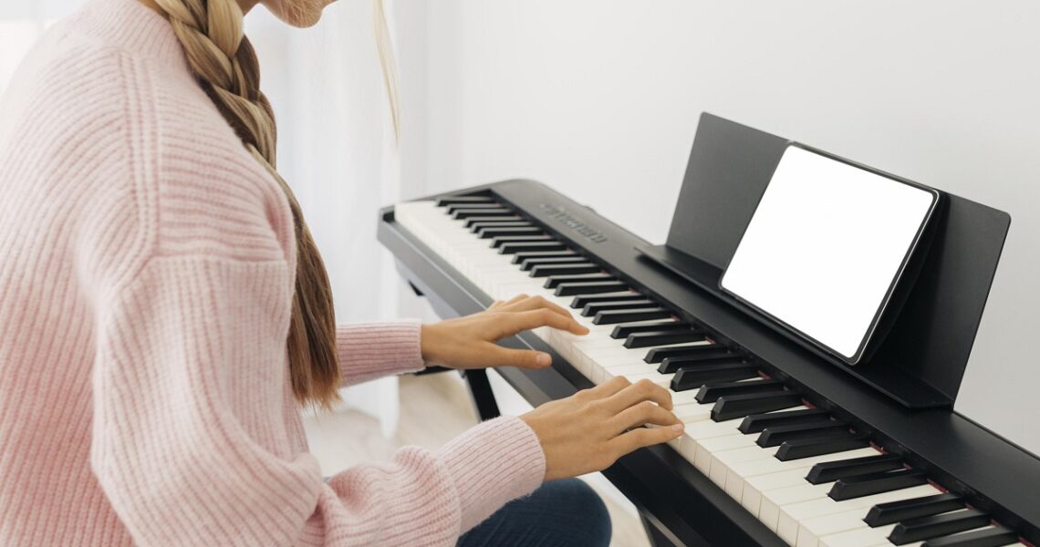 Jovem tocando piano digital