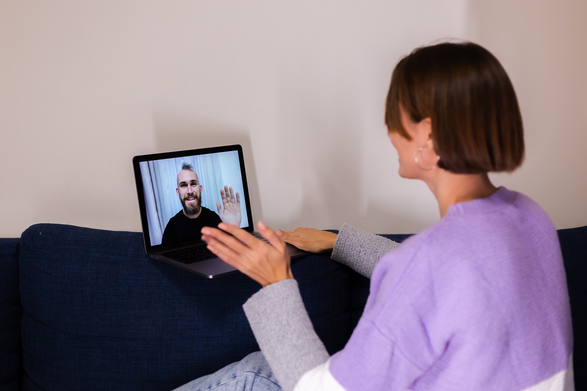 Mulher em casa fazendo video-chamada em plataforma digital