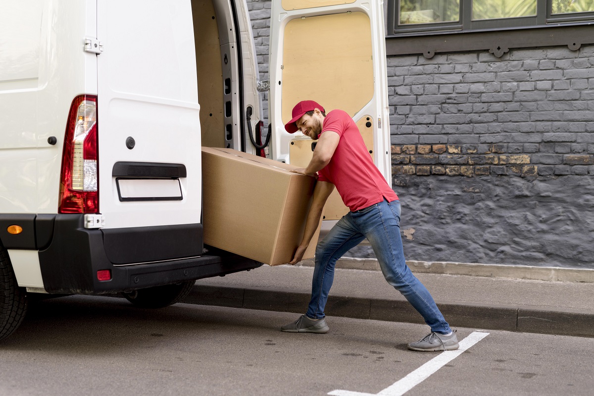 Homem carregando caminhão de mudança