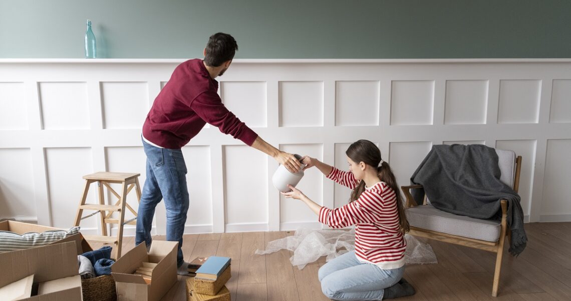 Jovem casal se mudando para uma nova casa