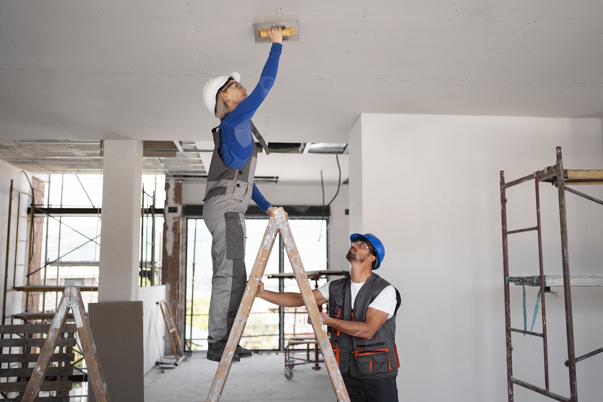 Pessoas trabalhando em reforma de apartamento